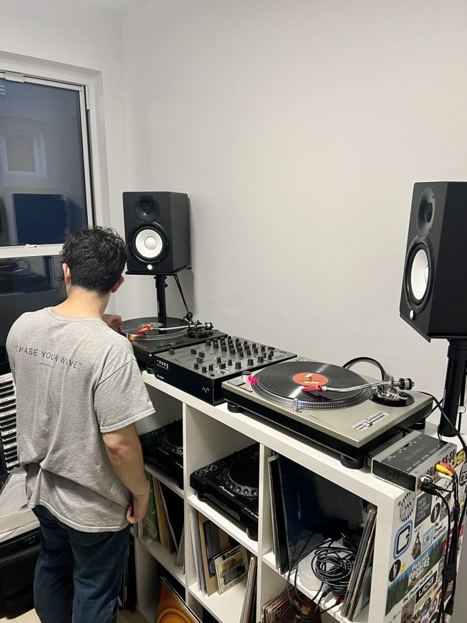 Student practicing on turntables in a Long Blend lesson