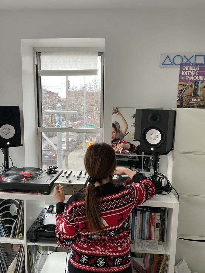 Student practicing on turntables in a Long Blend lesson
